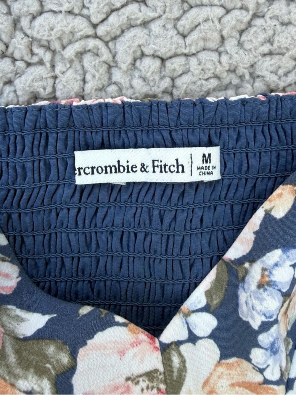 Abercrombie & Fitch Floral Puff-Sleeve Crop Top in Navy, Pink, Cream - Picture 3 of 4